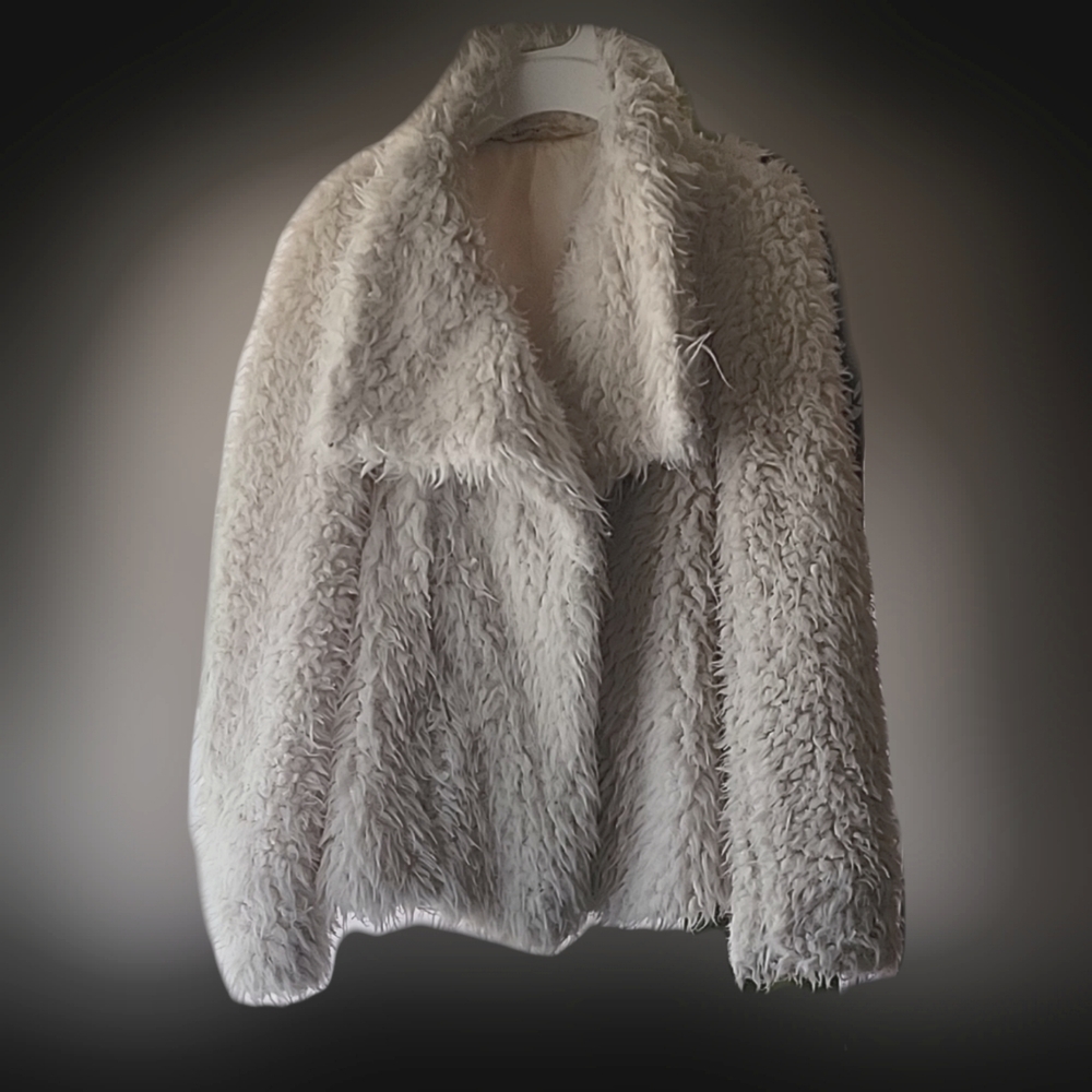 Hollister off white faux fur coat m/l